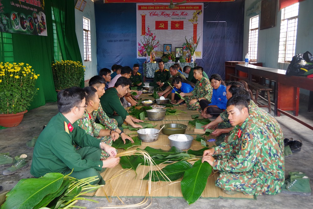 Bộ đội Trung Đoàn 584 cùng cán bộ và nhận dân xã Yang Tao gói bánh chưng tặng quà tết cho người dân.