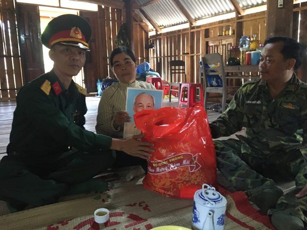Trung tá Cao Xuân Đức – Chính ủy Trung đoàn 584 tặng quà cho cán bộ làm công tác phụ nữ buôn Yook Đôn, xã Yang Tao, Huyện Lắk.