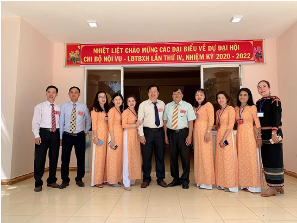 Phụ nữ Phòng lao động - thương binh và xã hội và phòng nội vụ huyện Lắk hưởng ứng phong trao mặc áo dài trong đại hội chi bộ