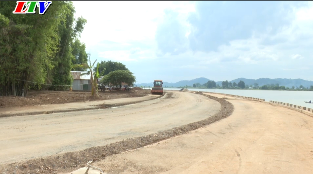 Đẩy nhanh tiến độ thi công dự án đường ven Hồ Lắk quanh điểm du lịch Buôn Jun, thị trấn Liên Sơn, huyện Lắk