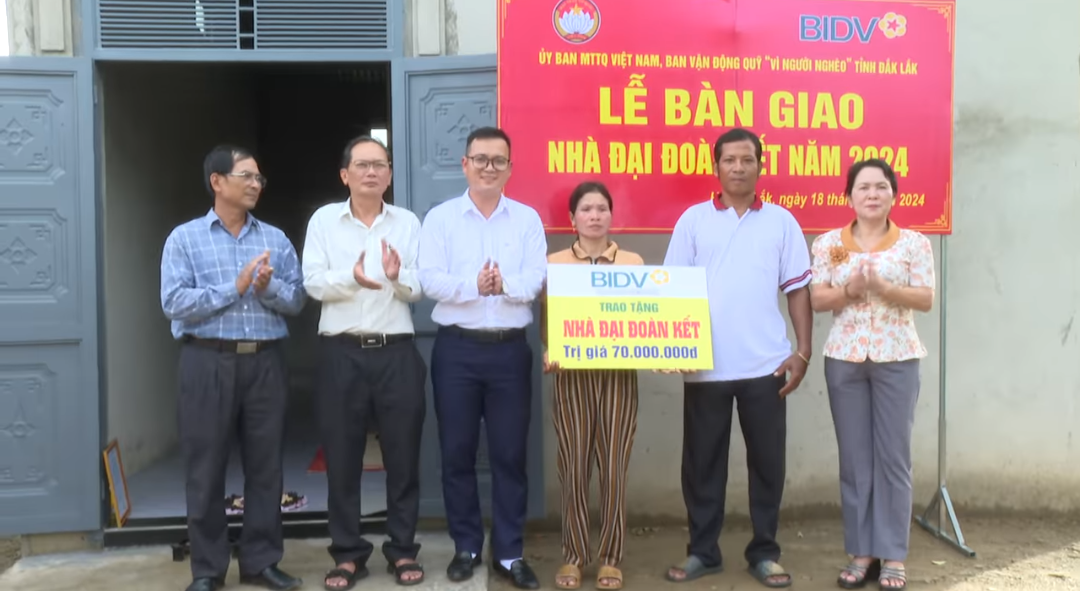 Bàn giao 04 căn nhà Đại đoàn kết cho các hộ nghèo tại xã Đăk Liêng