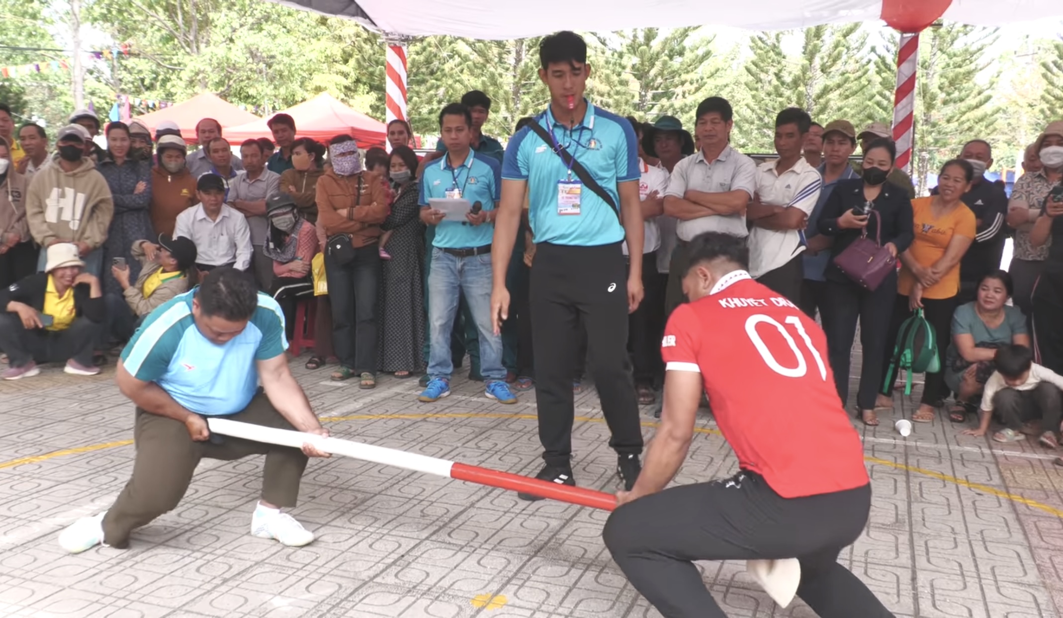 Sôi nổi các trò chơi dân gian tại hội đua thuyền độc mộc huyện Lắk