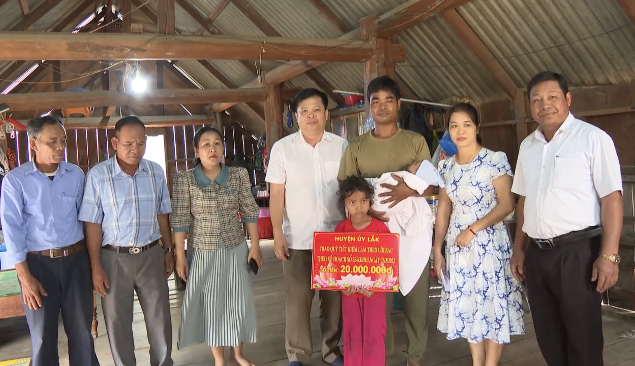 Trao quỹ tiết kiệm làm theo lời Bác tại xã Yang Tao và Bông Krang