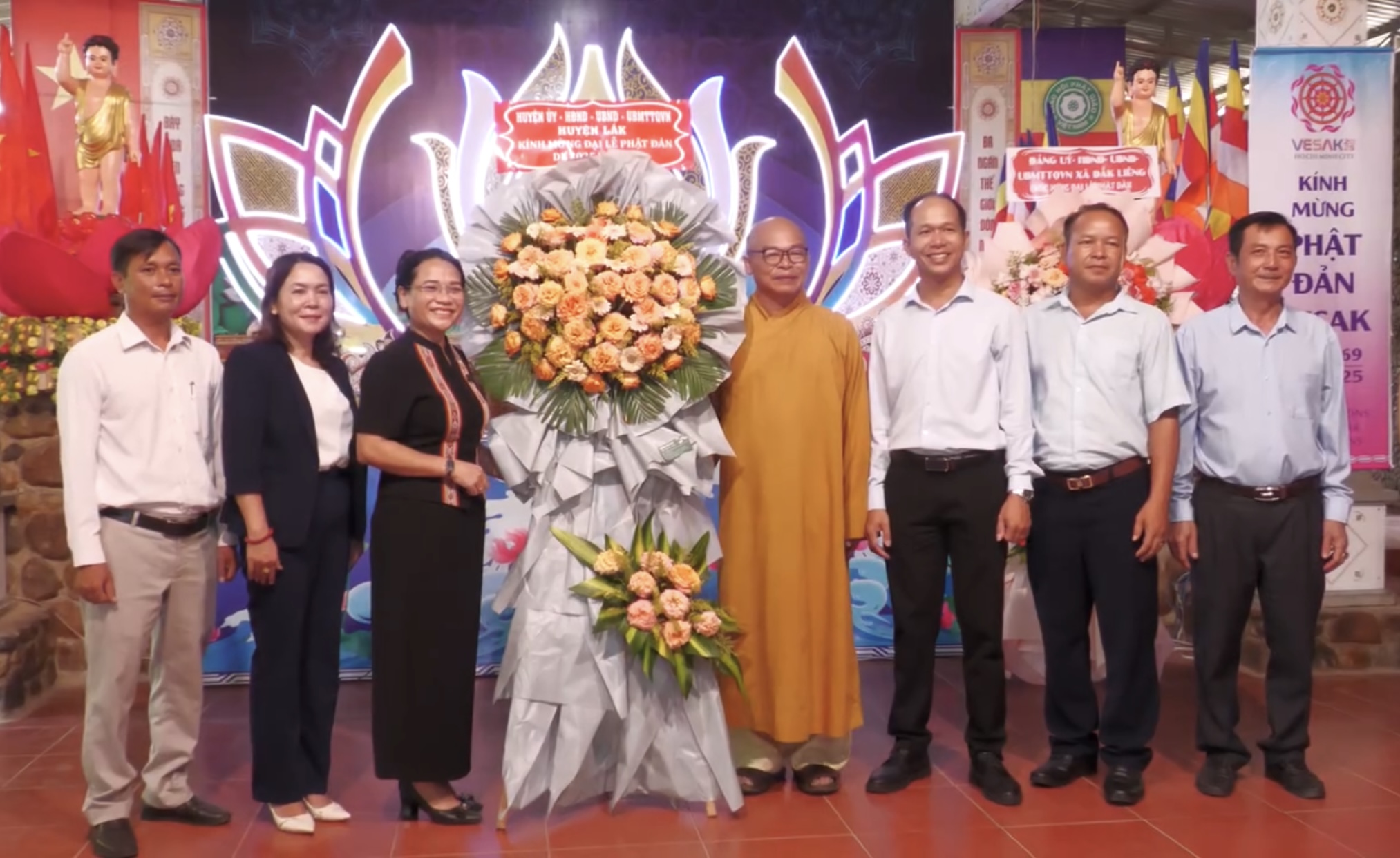 Lãnh đạo huyện thăm, tặng quà, chúc mừng các cơ sở phật giáo nhân dịp Đại lễ Phật đản năm 2025