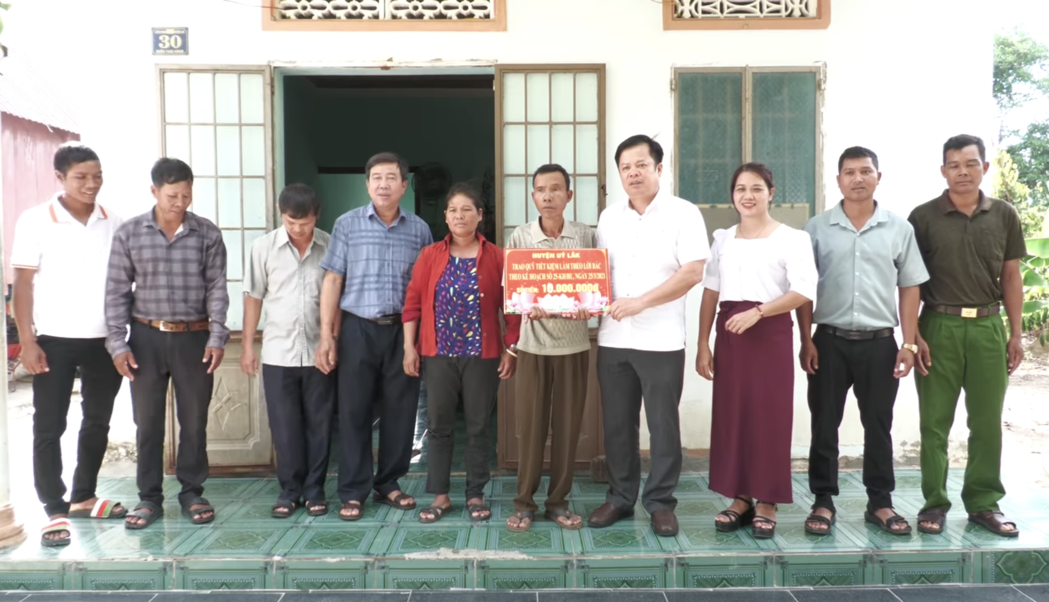 Trao quỹ tiết kiệm làm theo lời Bác tại xã Bông Krang, Buôn Tría và xã Đăk Nuê