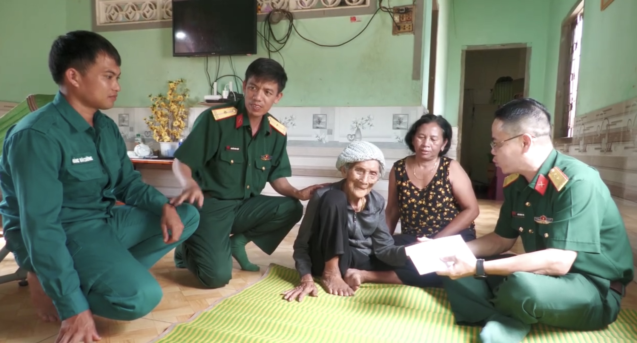 Trao tiền phụng dưỡng cho mẹ Việt Nam anh hùng