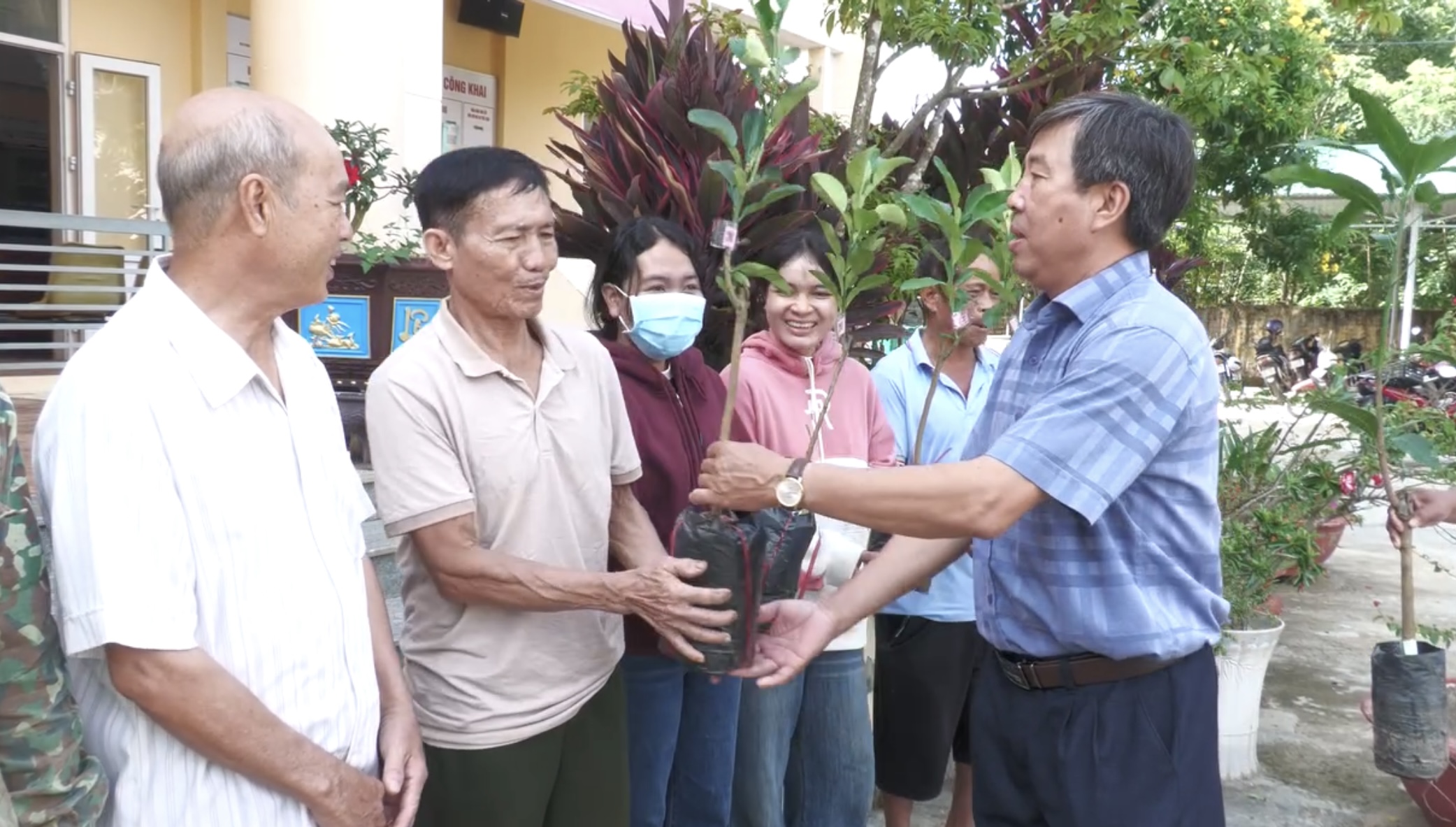 Xã Bông Krang cấp 1880  cây giống cho bà con thực hiện chuyển đổi cơ cấu cây trồng vật nuôi