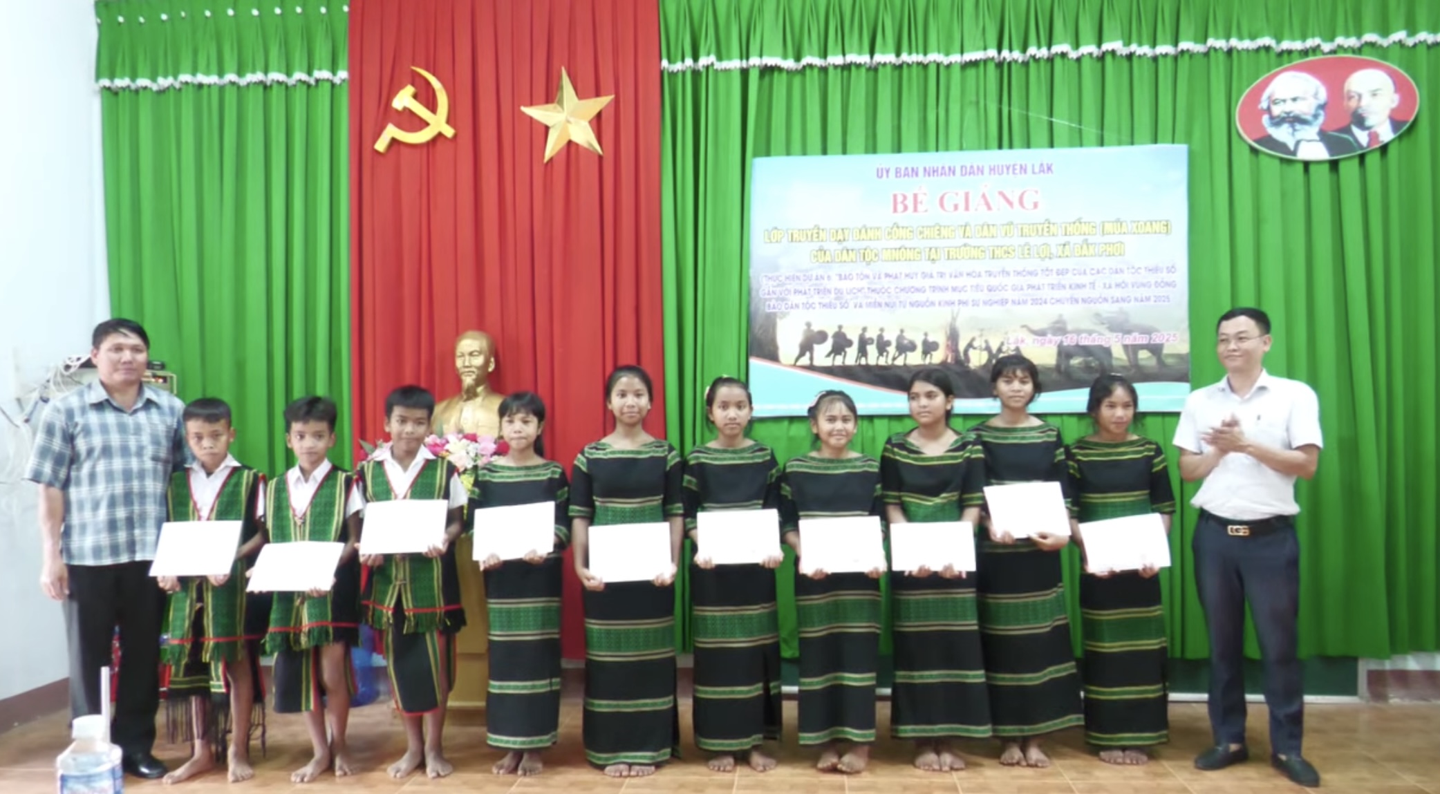 Bế giảng lớp truyền dạy đánh cồng chiêng M’nông và múa xoang tại trường THCS Lê Lợi, xã Đắk Phơi