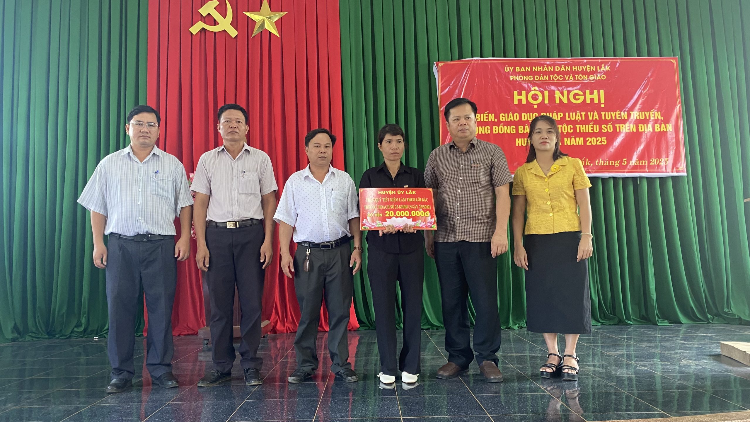 Trao quỹ tiết kiệm làm theo lời Bác cho gia đình Đảng viên có hoàn cảnh khó khăn tại xã Ea Rbin