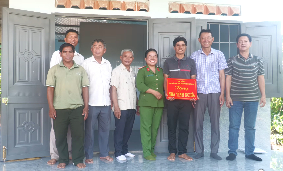 Xã Đắk Phơi bàn giao 25 căn nhà thuộc đề án xoá nhà tạm nhà dột nát cho người dân