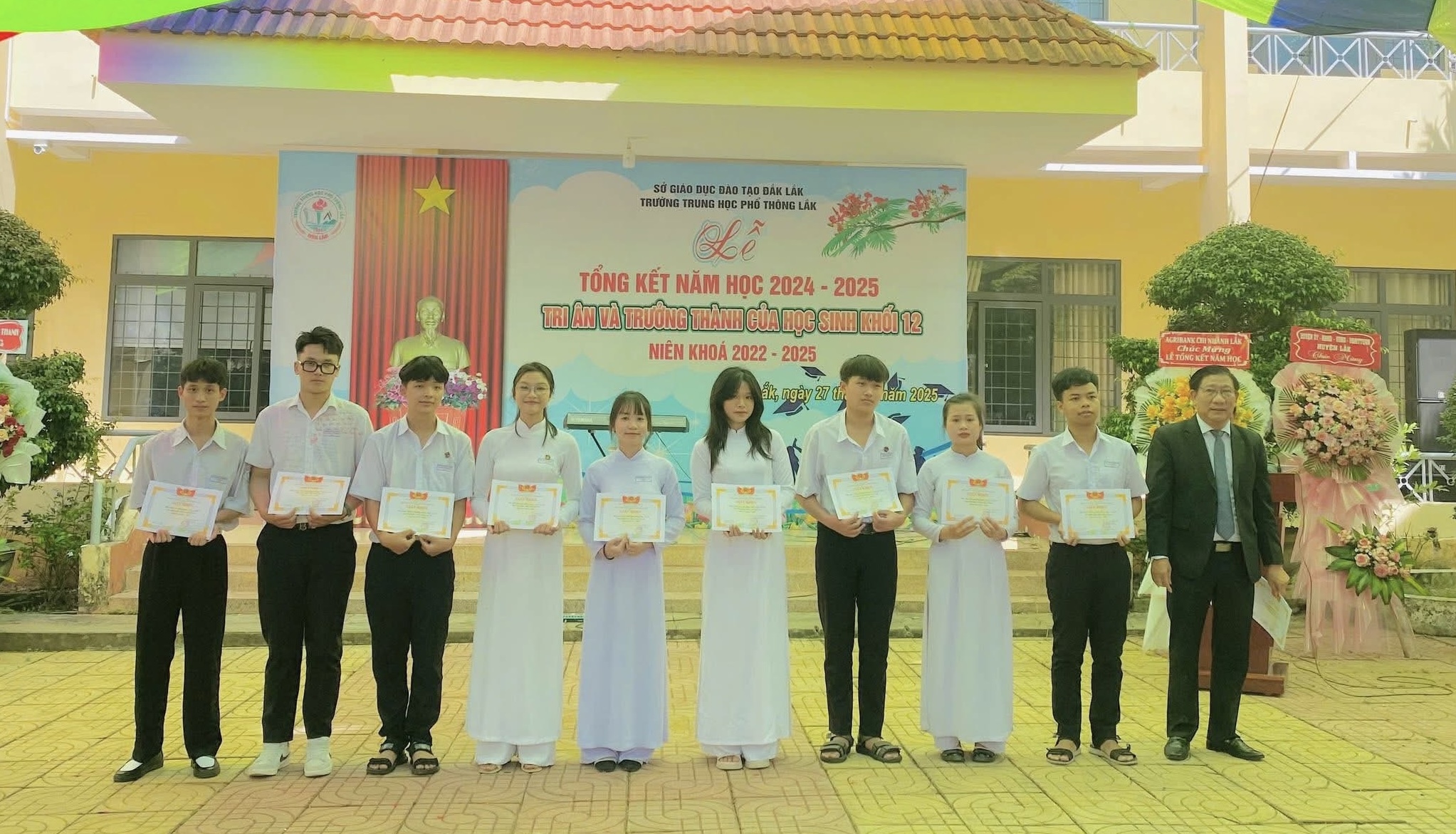 Trường THPT Lắk tổng kết năm học 2024-2025