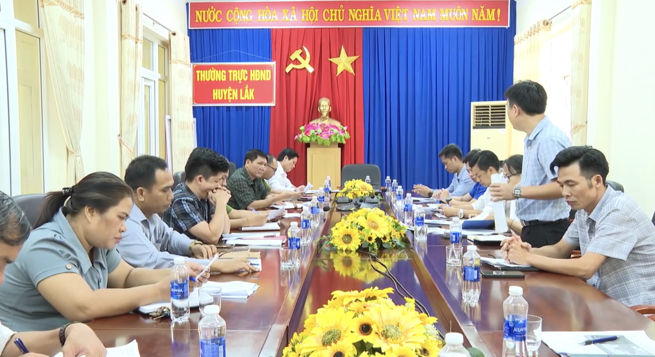Đoàn công tác ban tổ chức giải chạy bộ “Lăk Culture Half Marathon– Nhịp chiêng M’nông” làm việc với UBND huyện Lăk