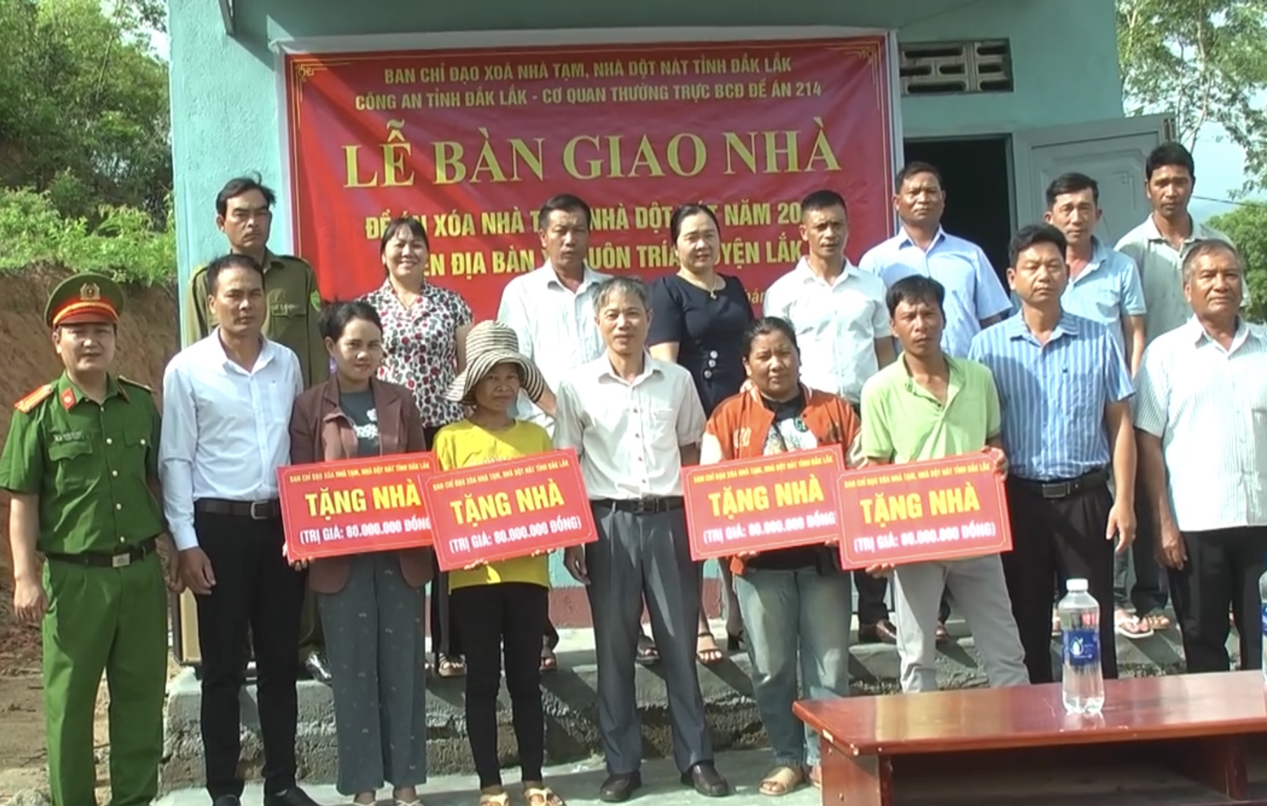 Xã Buôn Tría bàn giao 04 căn nhà thuộc Đề án Xóa nhà tạm cho các hộ nghèo