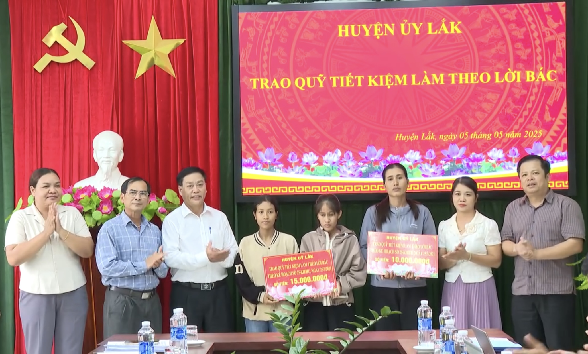 Huyện ủy Lắk trao Quỹ tiết kiệm làm theo lời Bác cho 04 hộ gia đình hỗ trợ điều trị bệnh và khắc phục khó khăn