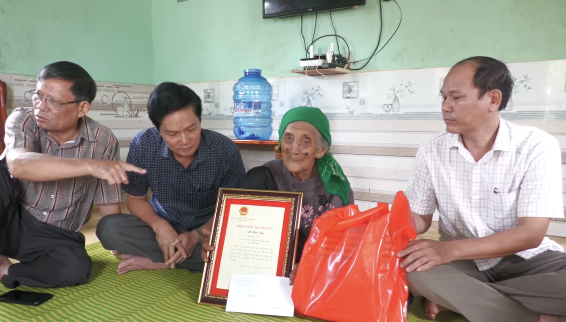 Thăm, tặng quà và chúc thọ các cụ 100 tuổi