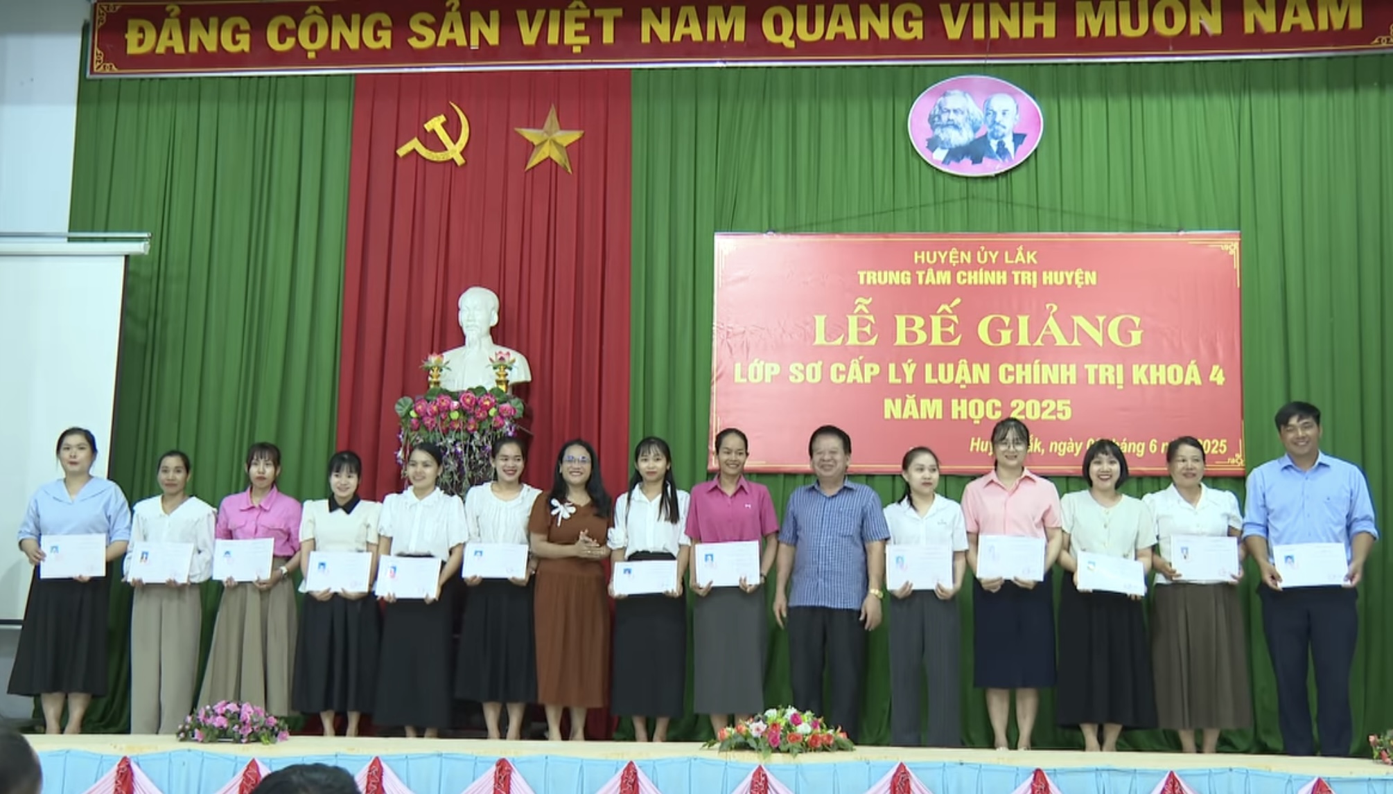 Bế giảng lớp sơ cấp lý luận chính trị khóa IV năm 2025