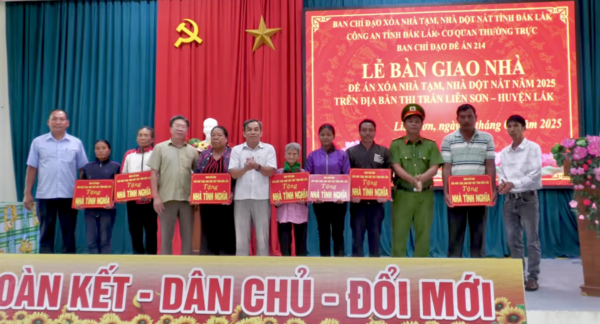 Thị trấn Liên Sơn bàn giao 07 căn nhà thuộc Đề án Xóa nhà tạm, nhà dột nát cho hộ nghèo và hộ cận nghèo