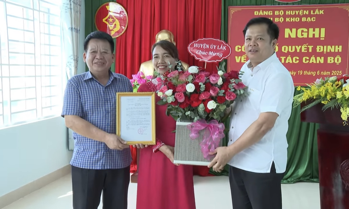 Lễ công bố quyết định Ban Thường vụ Huyện ủy về công tác cán bộ