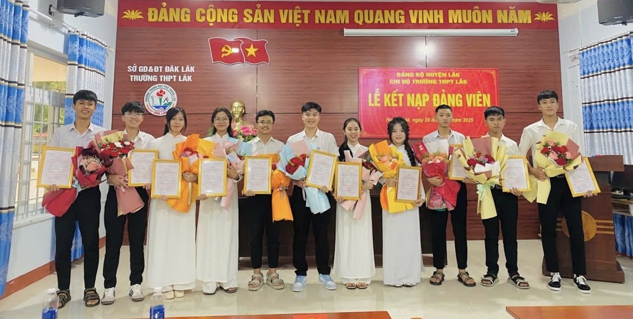 Chi bộ trường THPT Lắk kết nạp 11 Đảng viên mới