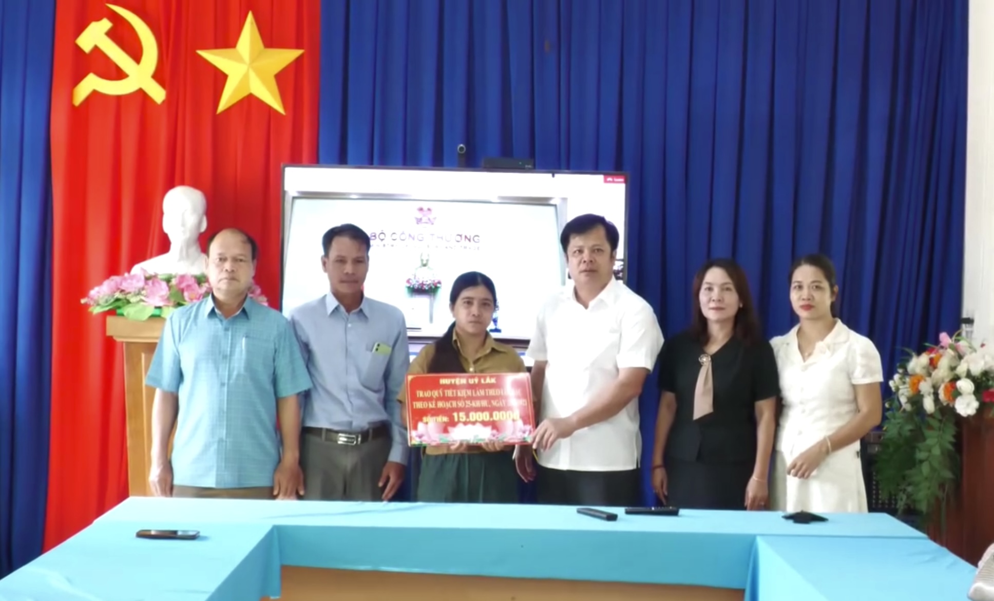 Trao Quỹ tiết kiệm làm theo lời Bác cho đảng viên có hoàn cảnh khó khăn tại xã Nam Ka