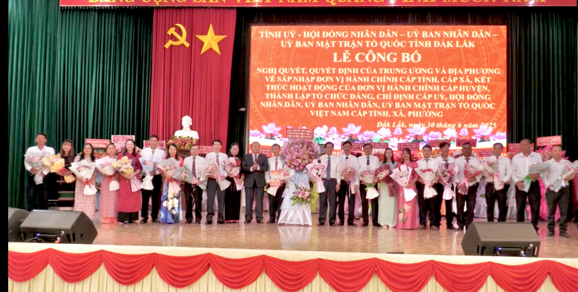 Lễ công bố các quyết định về sắp xếp hành chính cấp tỉnh, cấp xã