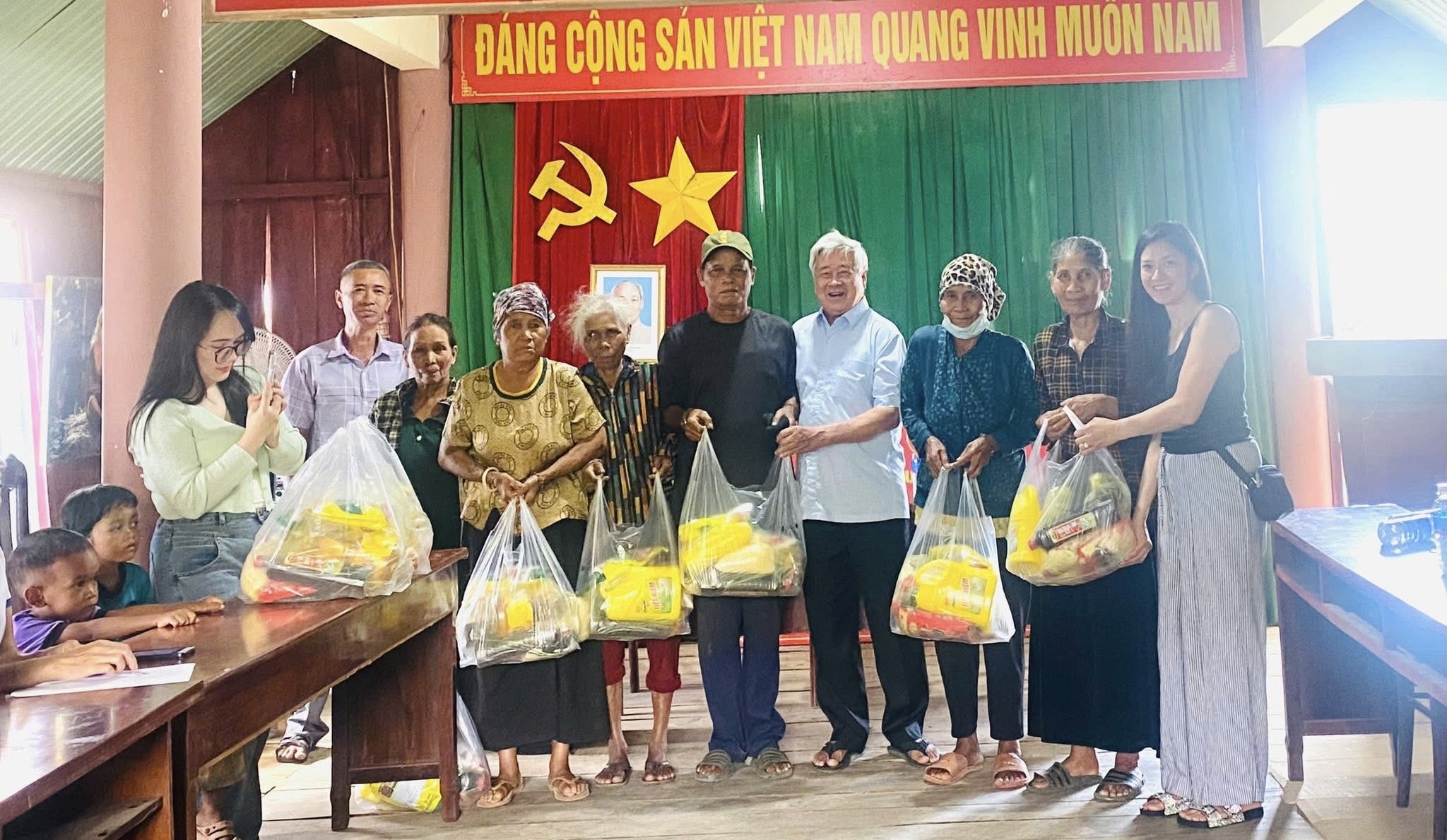 Nguyên Phó Chủ tịch Thường trực UBND tỉnh Đắk Lắk trao tặng quà cho bà con nghèo ở buôn Dơng Kriêng, xã Liên Sơn Lắk