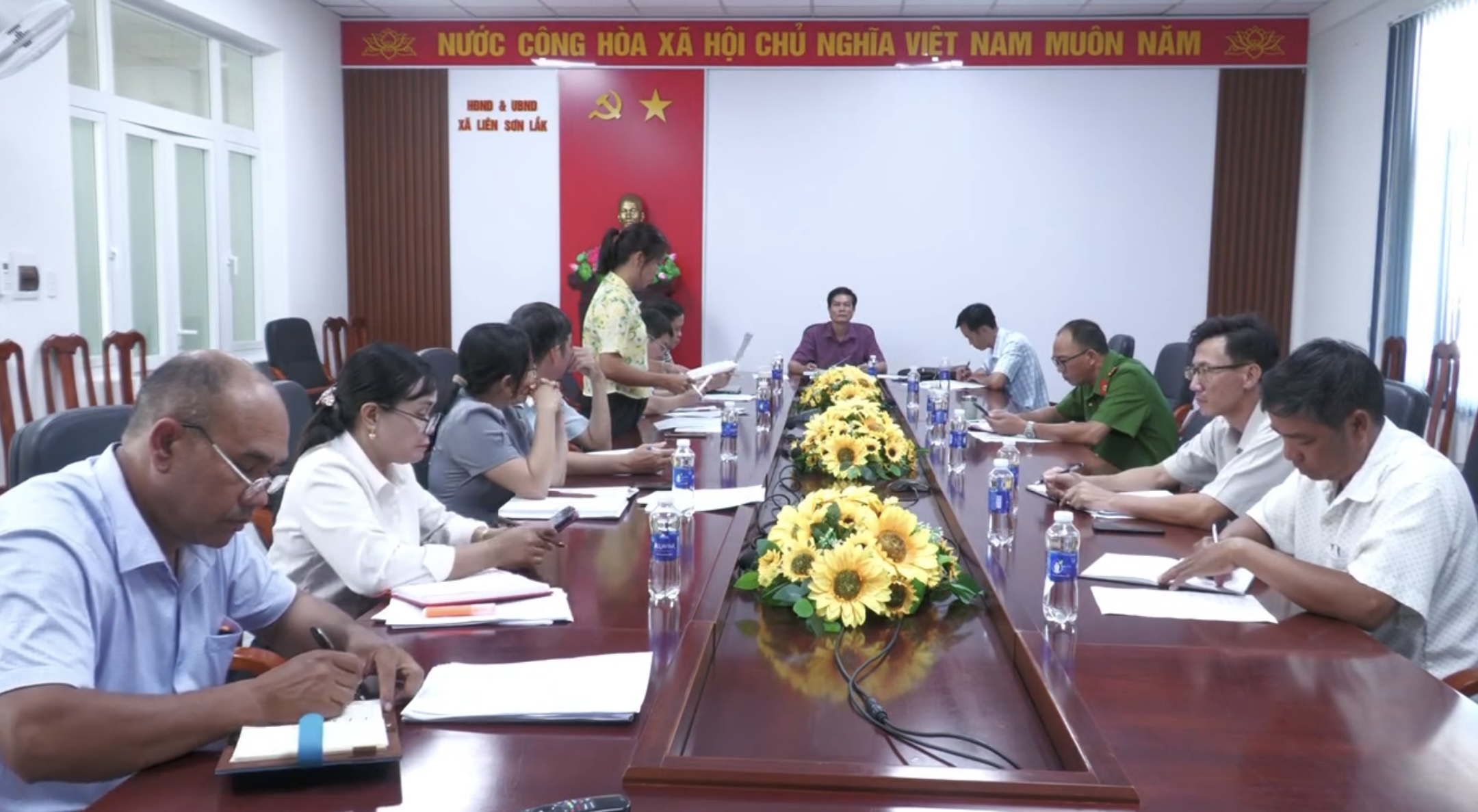 Họp thành viên Ủy ban nhân dân xã Liên Sơn Lắk lần thứ 2