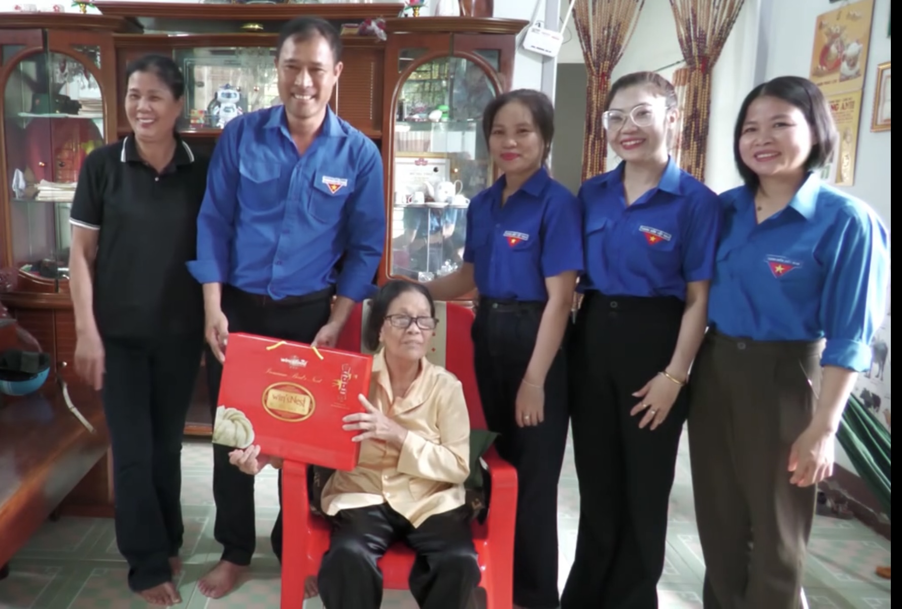 Đoàn Thanh niên xã Liên Sơn Lắk tặng quà cho các hội viên Hội Cựu Thanh niên xung phong