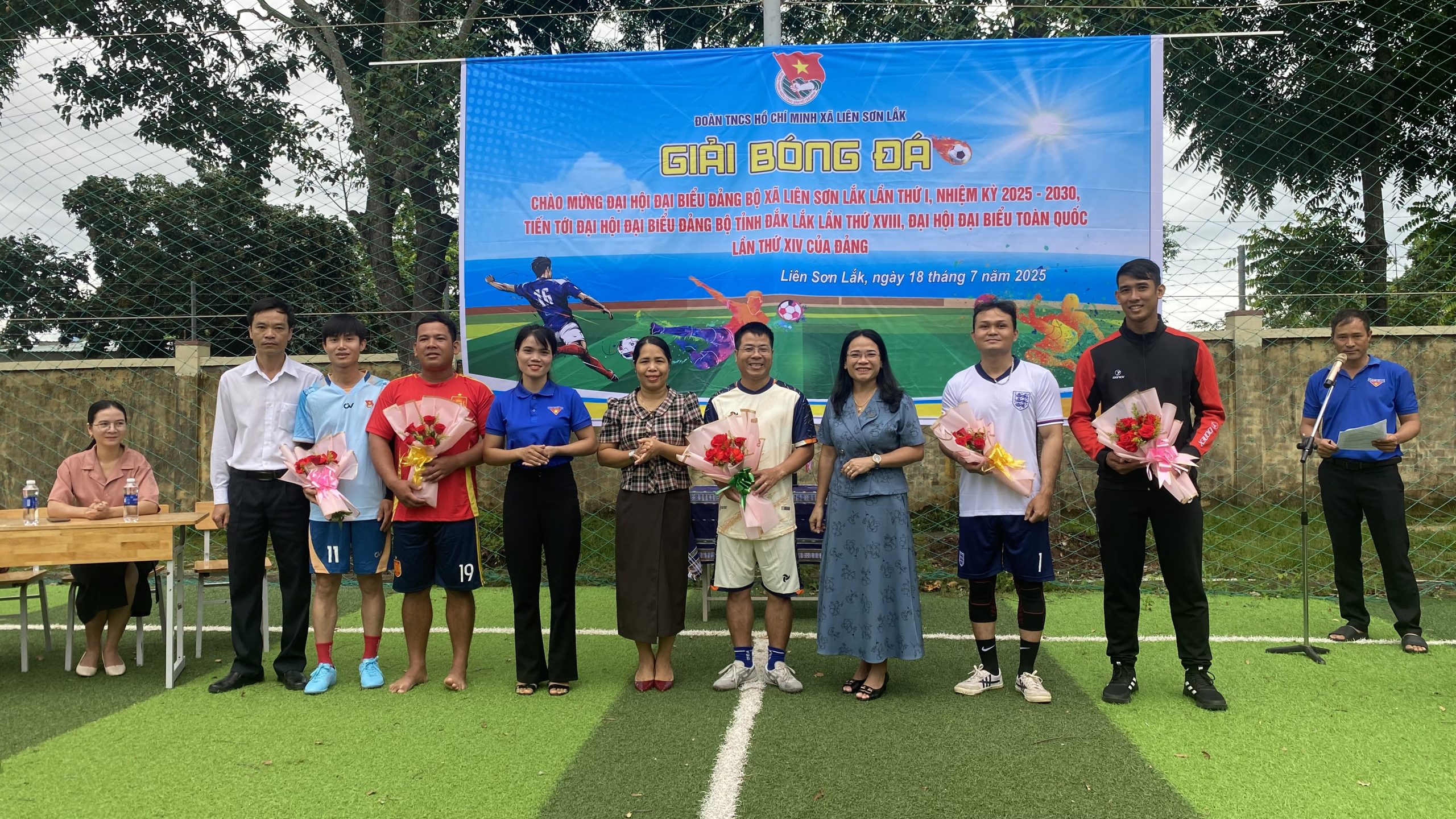 Sôi nổi giải bóng đá nam chào mừng Đại hội Đảng bộ xã Liên Sơn Lắk lần thứ I, nhiệm kỳ 2025 – 2030