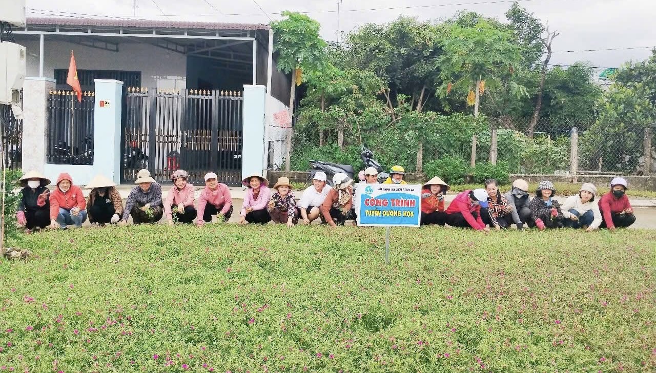 Hội Liên hiệp Phụ nữ xã Liên Sơn Lắk trồng hoa chào mừng Đại hội Đảng bộ xã lần thứ I, nhiệm kỳ 2025 – 2030
