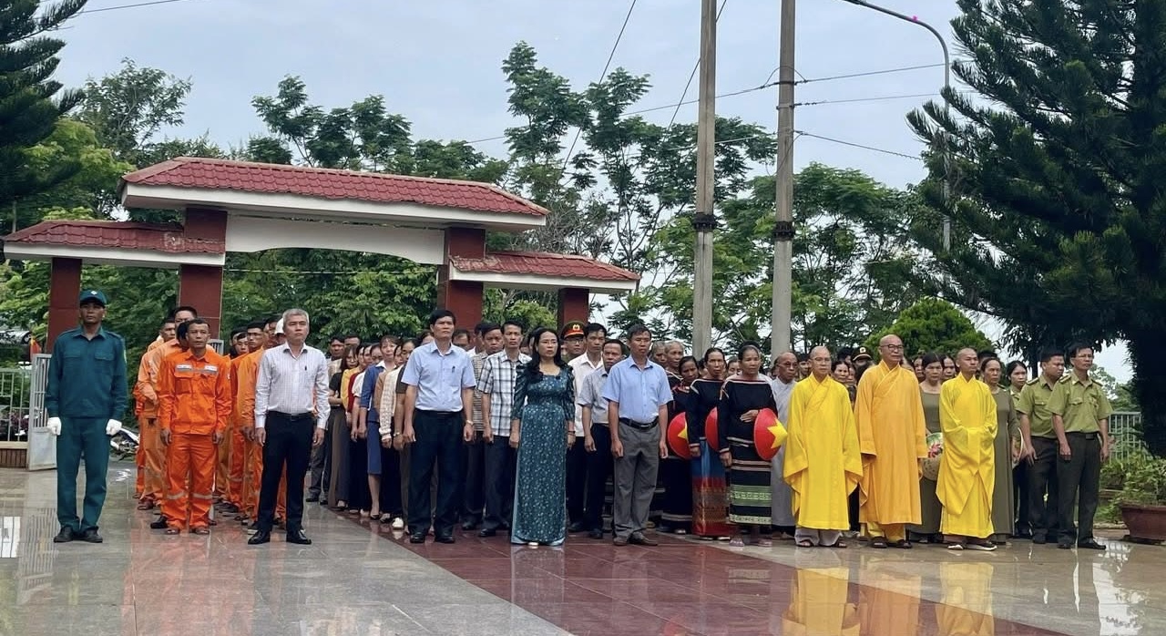 Lãnh đạo xã Liên Sơn Lắk viếng nghĩa trang liệt sĩ nhân kỷ niệm 78 năm Ngày Thương binh – Liệt sĩ