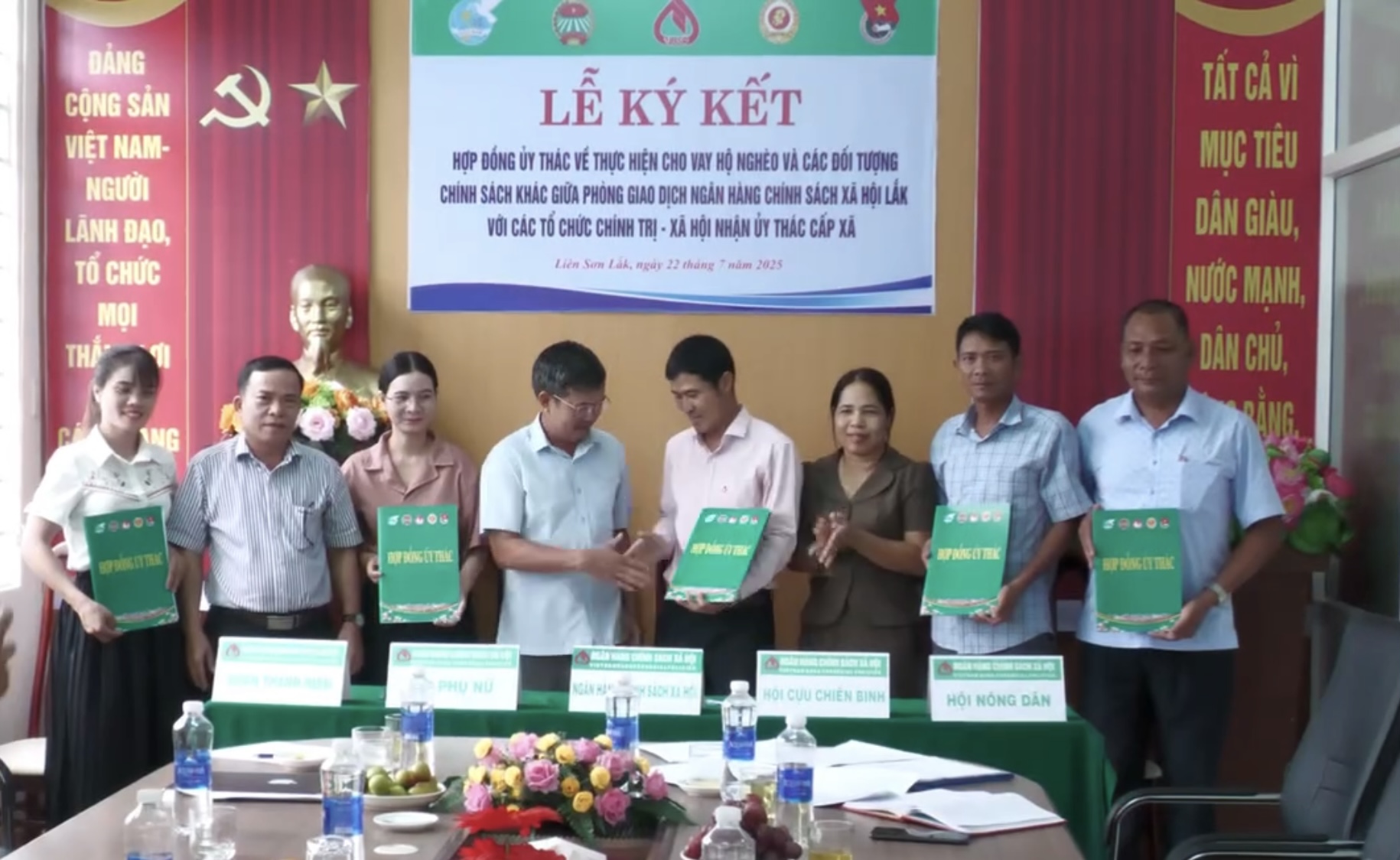 Lễ ký kết hợp đồng ủy thác cho vay hộ nghèo và các đối tượng chính sách khác giữa Ngân hàng Chính sách xã hội với các tổ chức chính trị – xã hội cấp xã