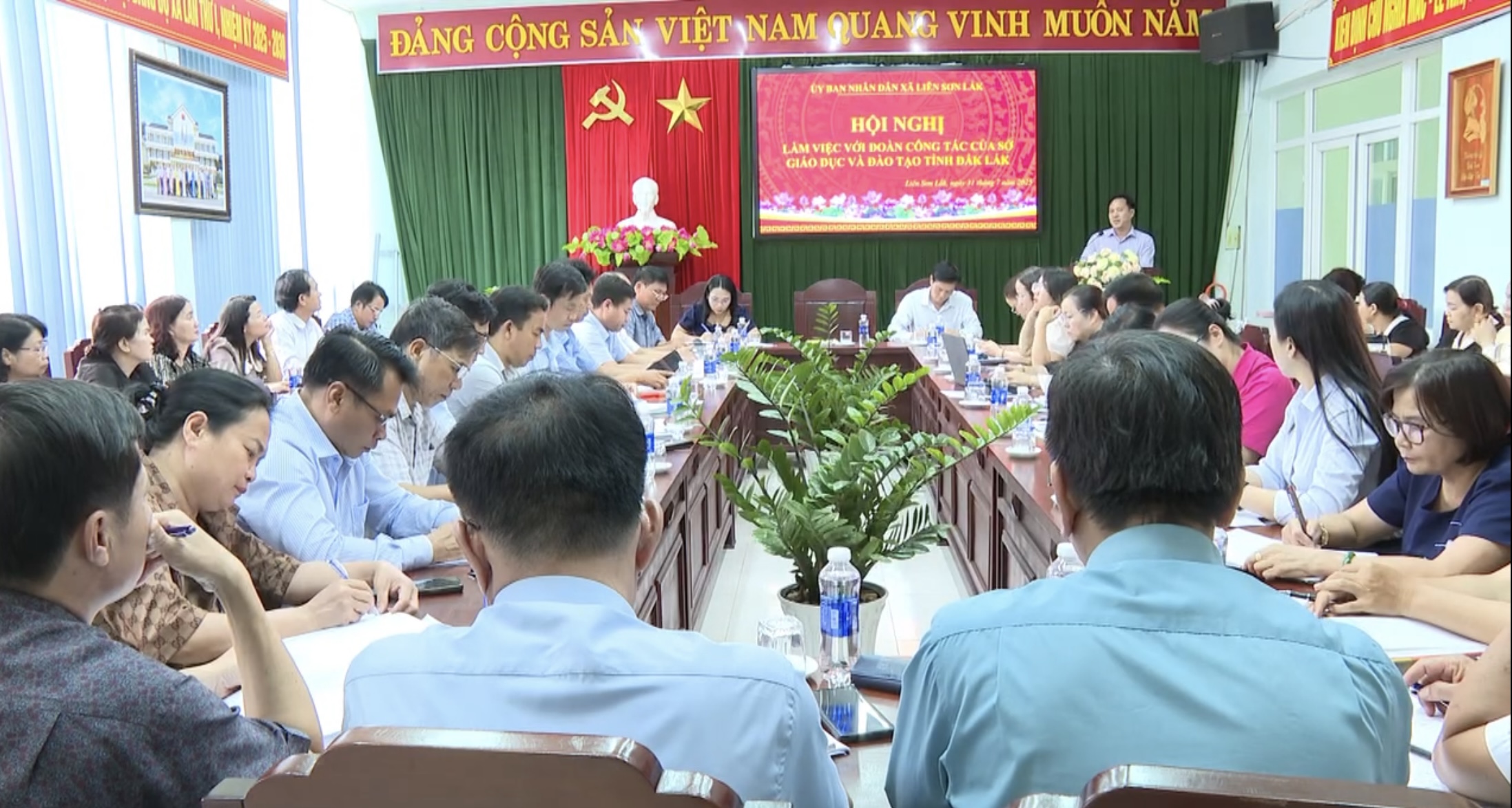 Lãnh đạo Sở Giáo dục và Đào tạo tỉnh Đắk Lắk làm việc với chính quyền cấp xã về công tác phát triển giáo dục
