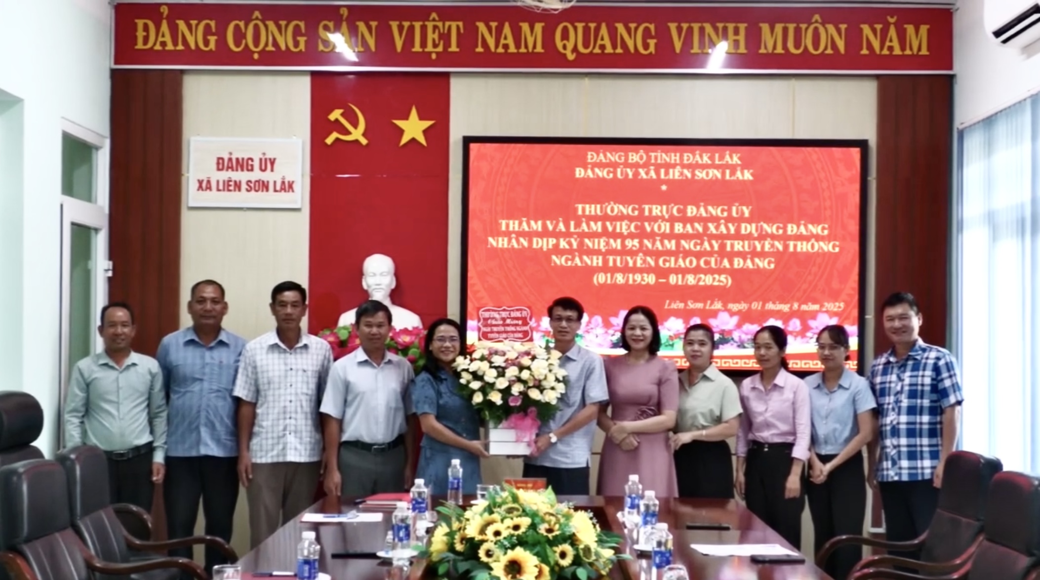 Thường trực đảng ủy xã Liên Sơn Lắk chúc mừng Ban xây dựng đảng nhân kỷ niệm 95 năm ngày truyền thống ngành tuyên giáo