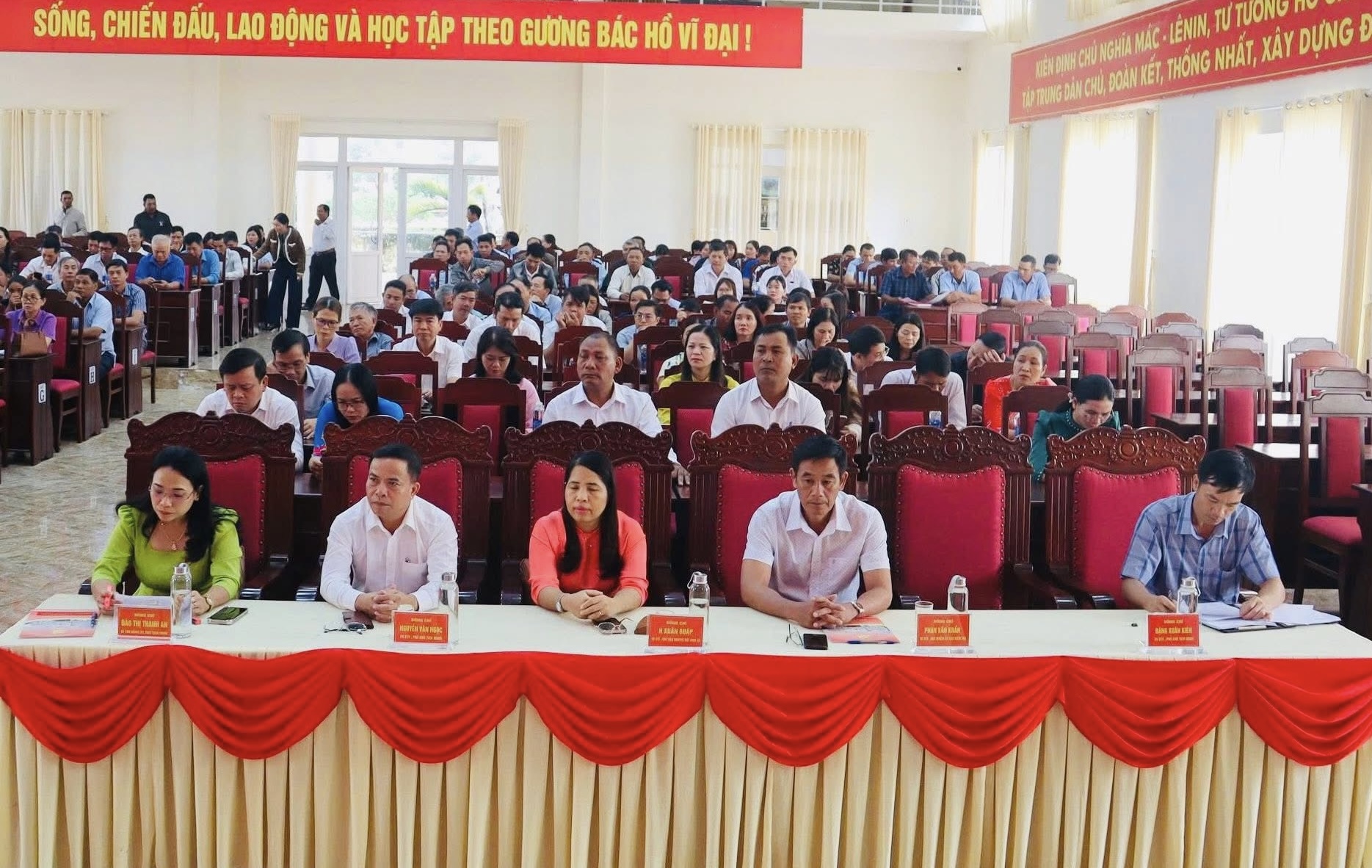 Hội nghị phổ biến, tuyên truyền nội dung các văn bản của trung ương, của tỉnh và của xã
