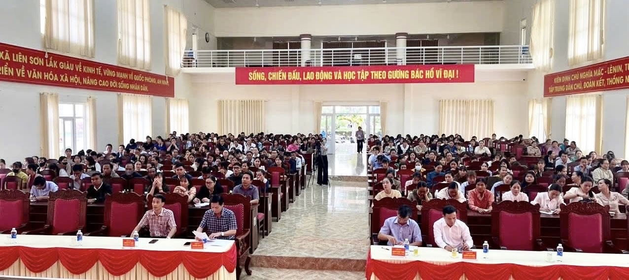 Bế giảng lớp bồi dưỡng chính trị hè năm 2025