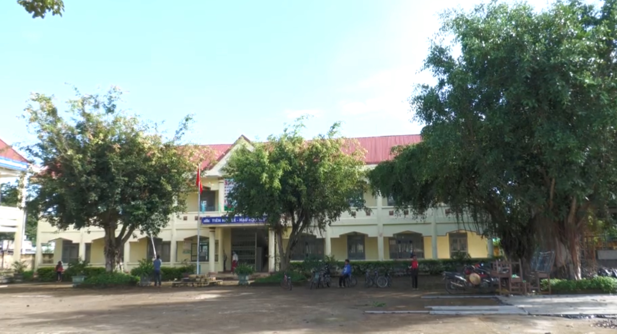 Trường THCS Nguyễn Viết Xuân xã Liên Sơn Lắk rộn ràng chuẩn bị cho năm học mới