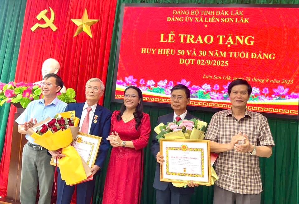 Ban Thường vụ Đảng uỷ xã tổ chức lễ trao Huy hiệu Đảng đợt 2/9 cho 02 đồng chí đảng viên