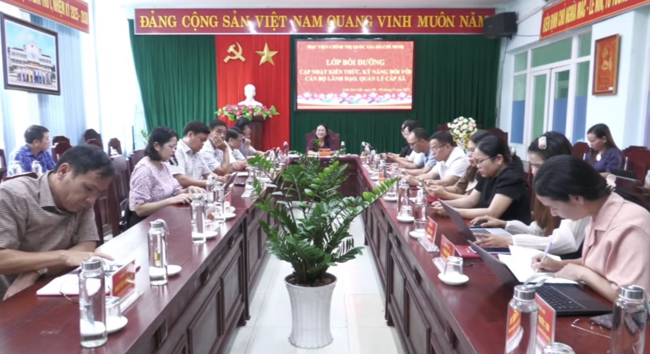 Xã Liên Sơn Lắk tham dự trực tuyến lớp bồi dưỡng, cập nhật kiến thức, kỹ năng đối với lãnh đạo quản lý cấp xã, phường, đặc khu