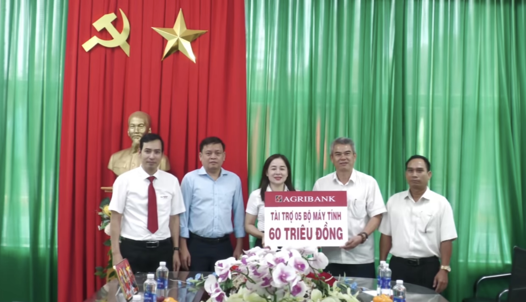 Agribank trao tặng 05 bộ máy vi tính cho Trung tâm y tế Lắk