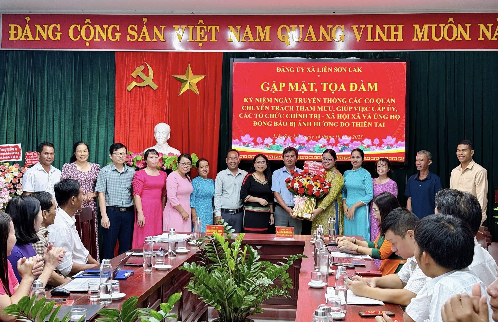 Đảng ủy xã Liên Sơn Lăk tổ chức kỷ niệm 95 năm ngày truyền thống các Ban xây dựng đảng và Văn phòng cấp ủy