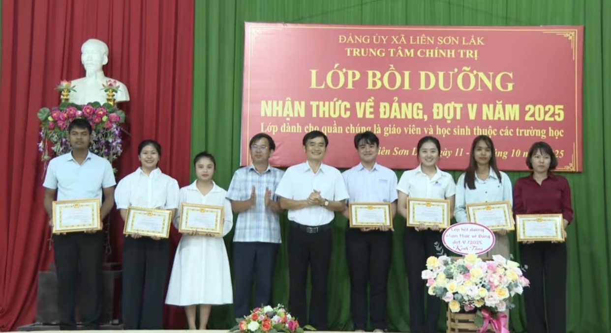 Bế giảng lớp bồi dưỡng nhận thức về Đảng đợt V năm 2025