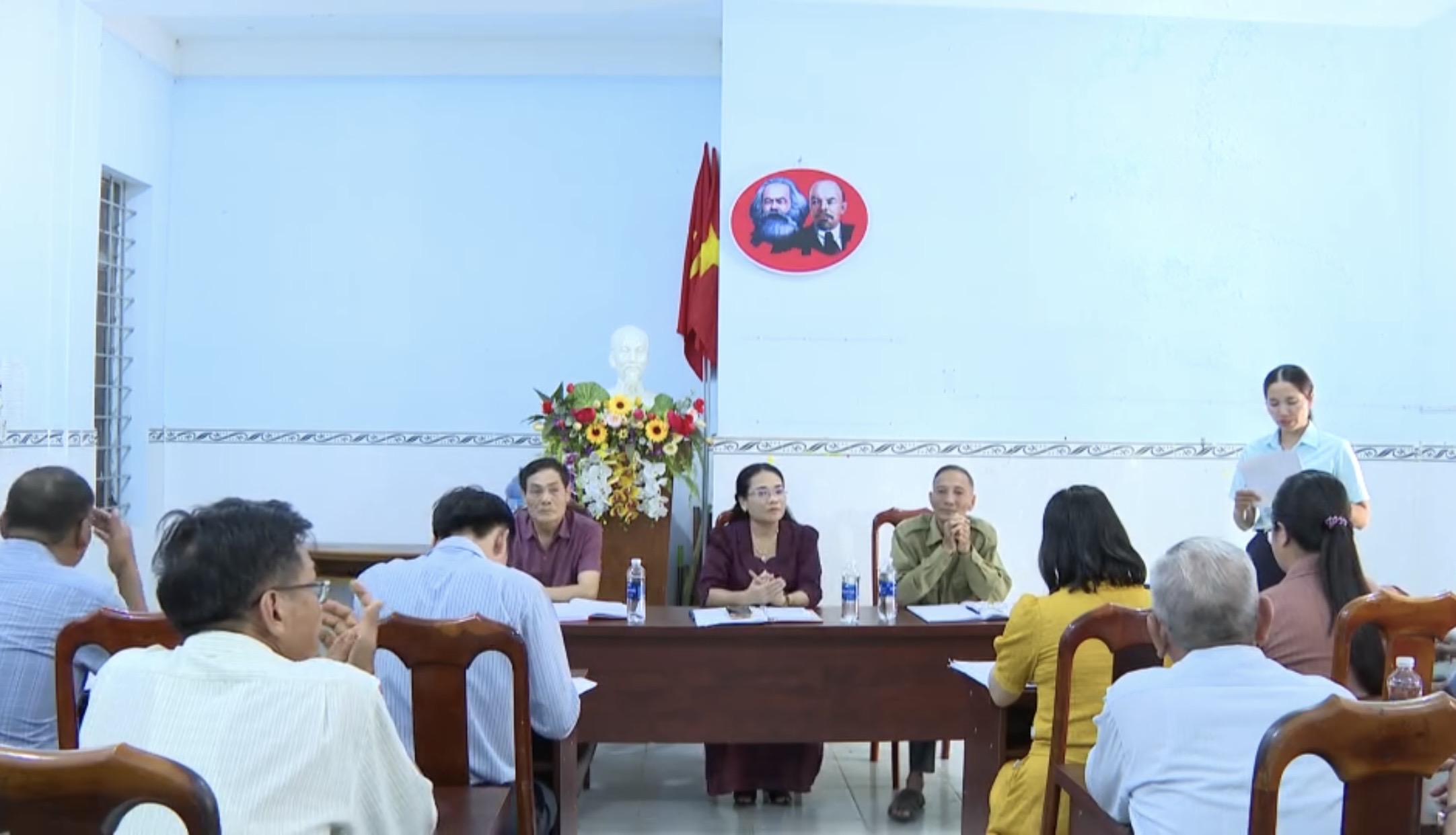 Tổ công tác số 01 làm việc với chi bộ Thôn 2, xã Liên Sơn Lắk