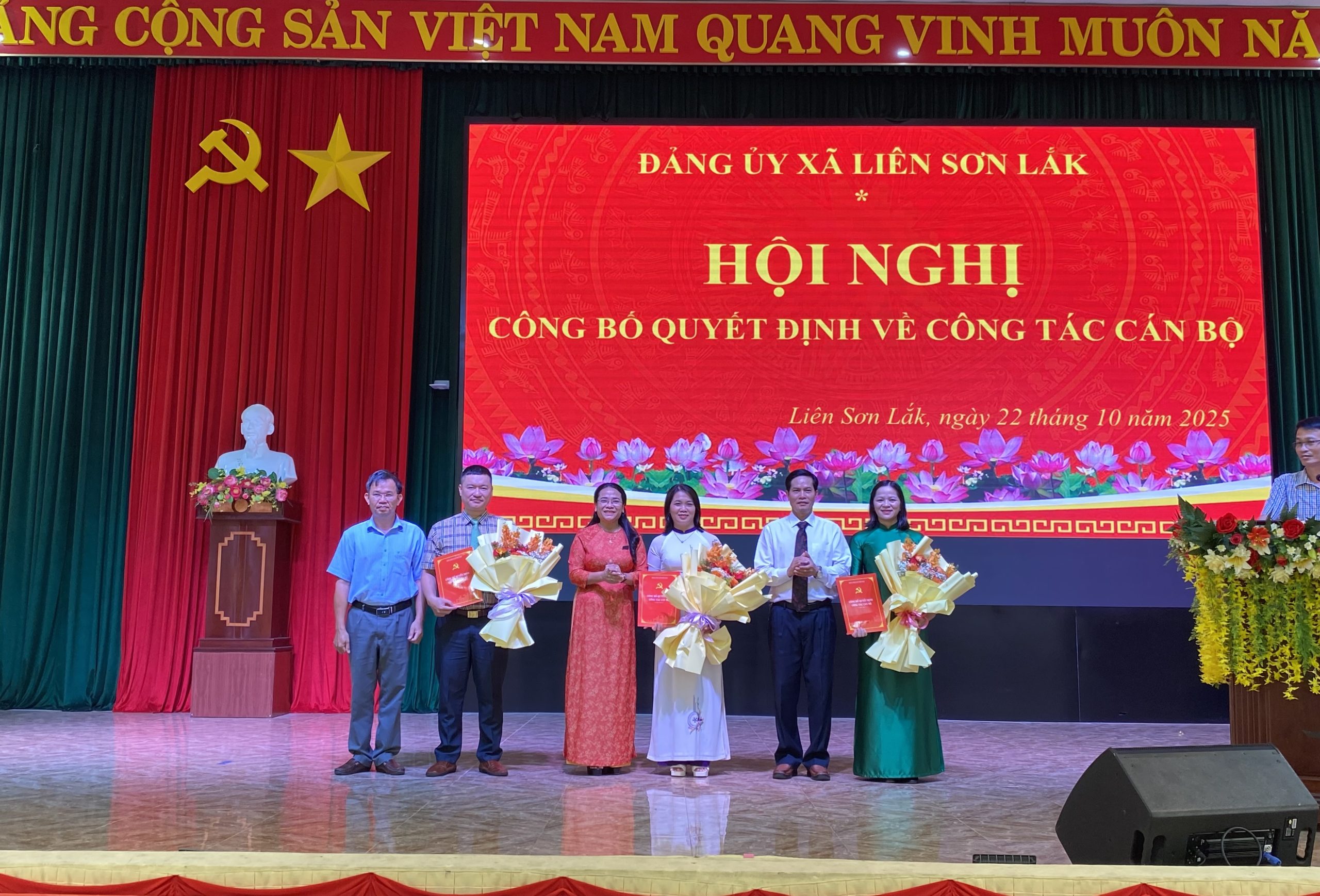 Đảng uỷ xã Liên Sơn Lắk công bố quyết định về công tác cán bộ