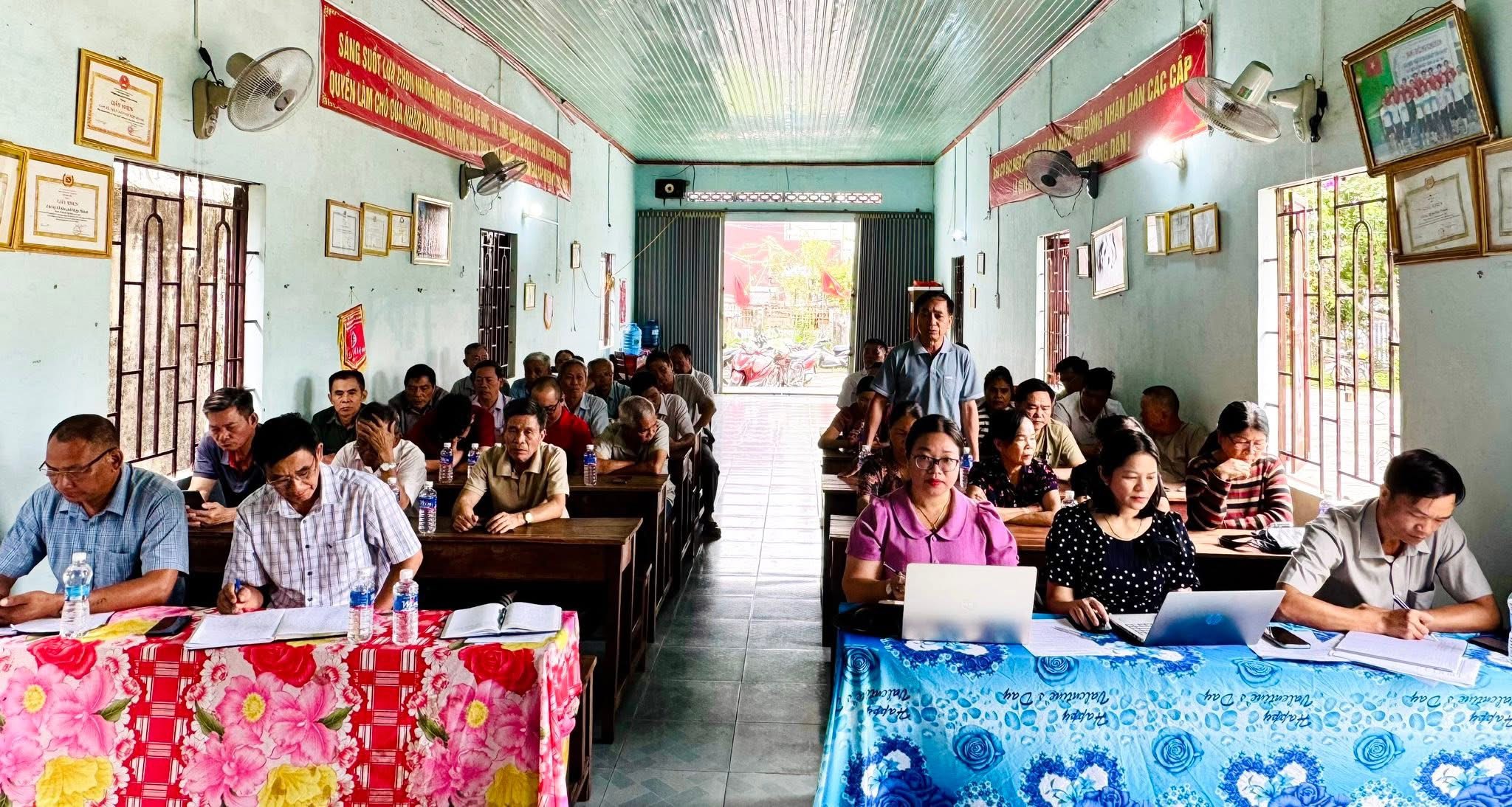 Tổ công tác của Đảng uỷ, HĐND, UBND, UBMTTQVN xã làm việc với chi bộ thôn Hợp Thành, xã Liên Sơn Lắk