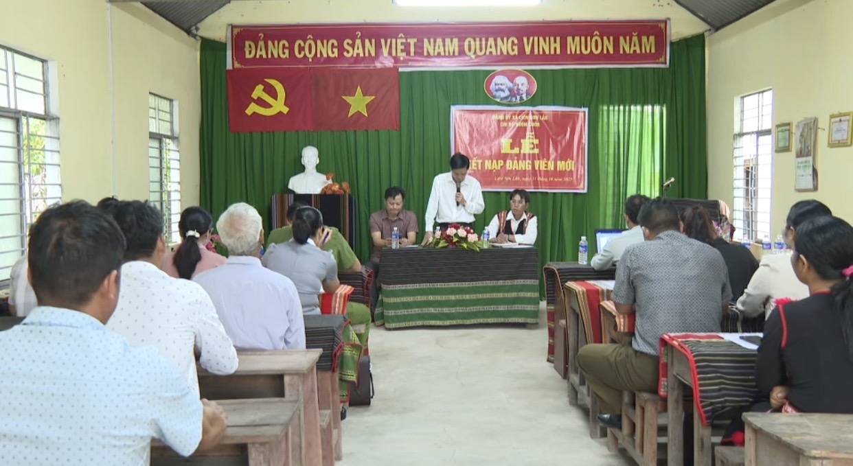 Đoàn công tác số 3 của thường trực đảng ủy xã Liên Sơn Lắk làm việc với chi bộ buôn Čuôr và buôn Cuôr Tăk