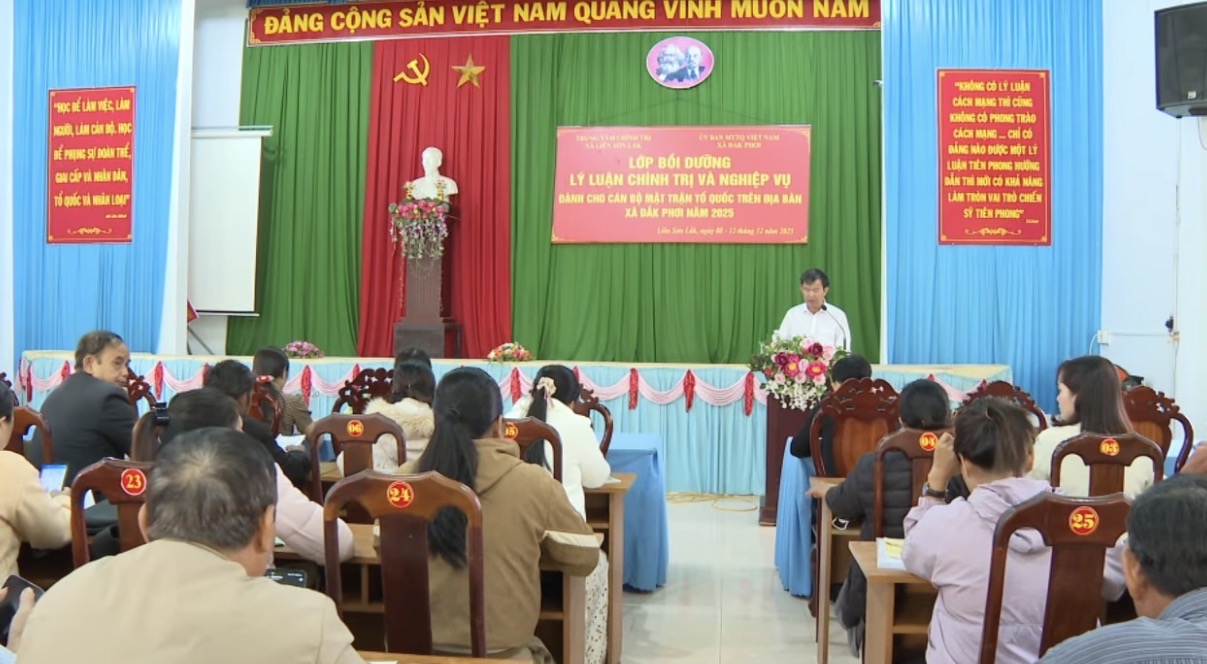 Khai giảng lớp bồi dưỡng lý luận chính trị và nghiệp vụ dành cho cán bộ Mặt trận Tổ quốc trên địa bàn xã Đắk Phơi năm 2025