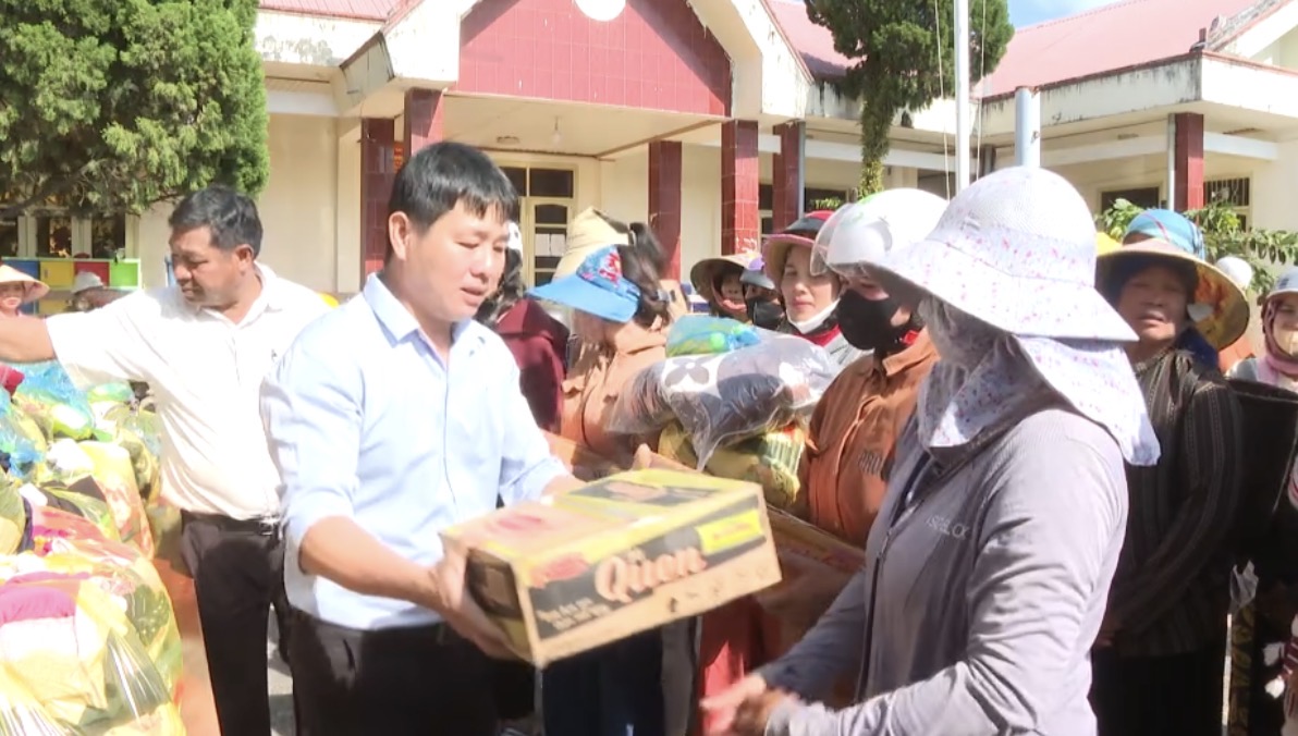 UBND Xã Liên Sơn Lắk trao 150 suất quà do phòng an ninh kinh tế công an tỉnh Đắk Lắk hỗ trợ đến bà con buôn Drung