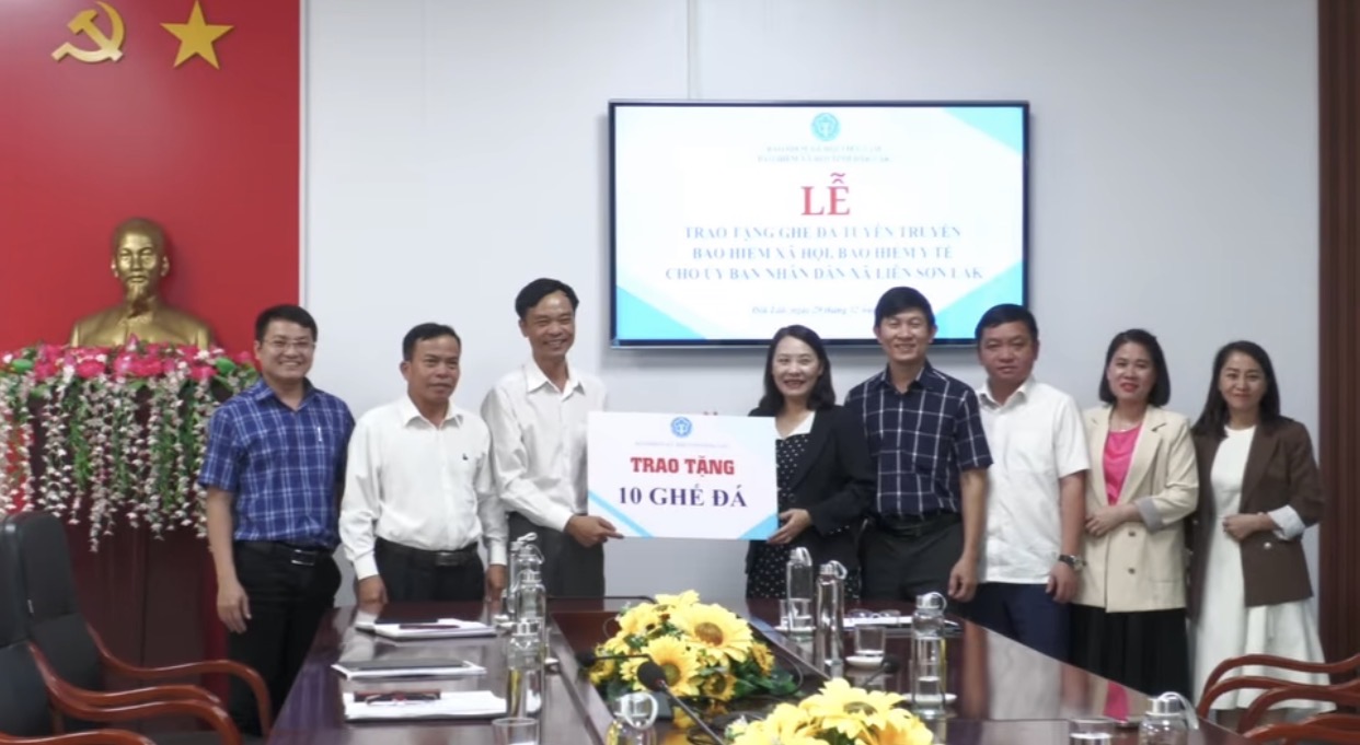 Bảo hiểm xã hội tỉnh Đắk Lắk trao tặng ghế đá tuyên truyền bảo hiểm xã hội, bảo hiểm y tế cho UBND xã Liên Sơn Lắk