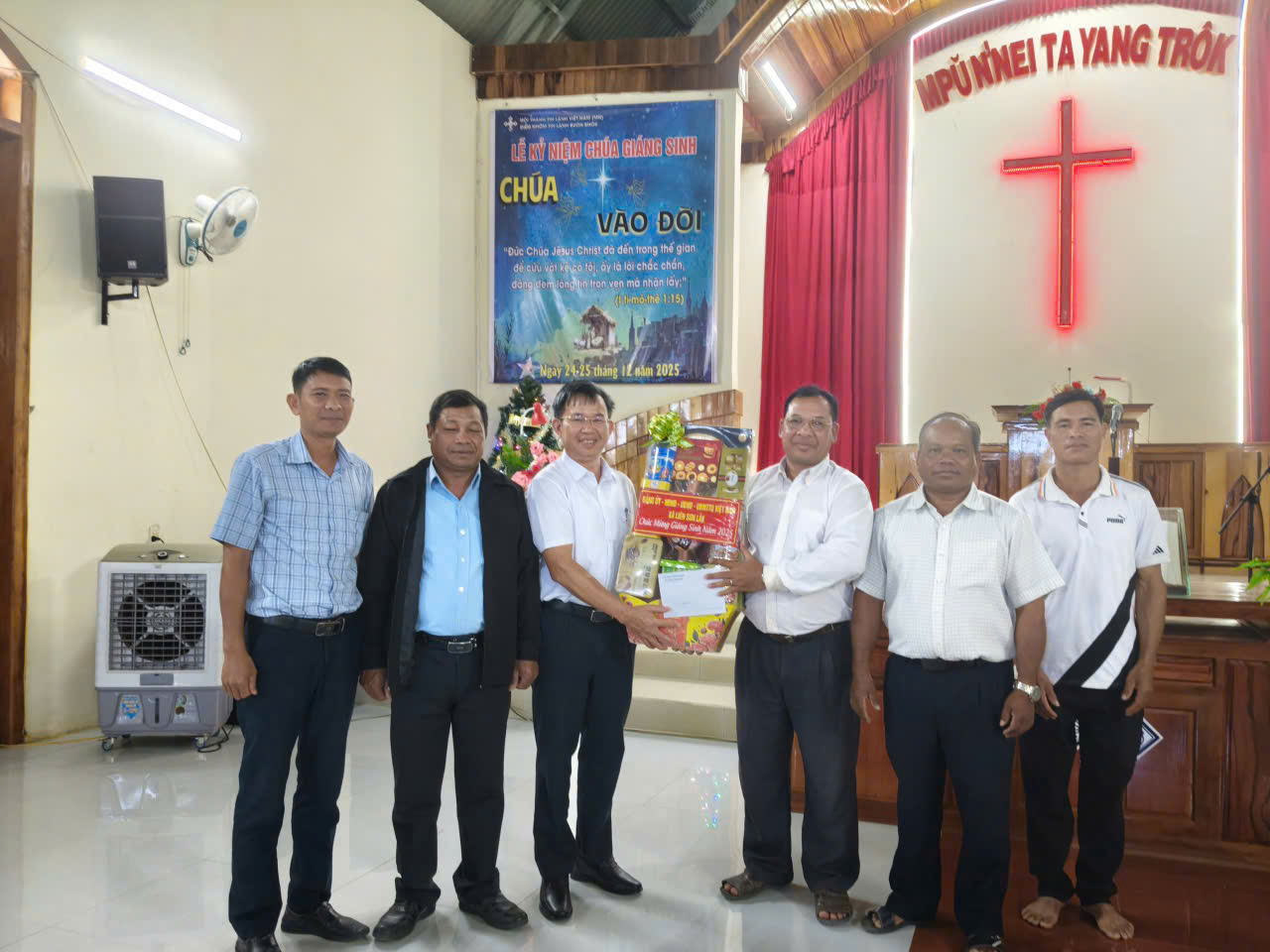 Thăm, tặng quà và chúc mừng các điểm sinh hoạt tôn giáo nhân dịp lễ giáng sinh năm 2025